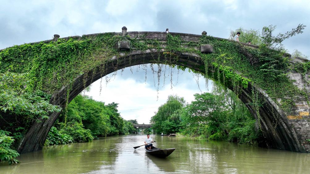 A scenic view of Huzhou Deqing Guqiaoqun