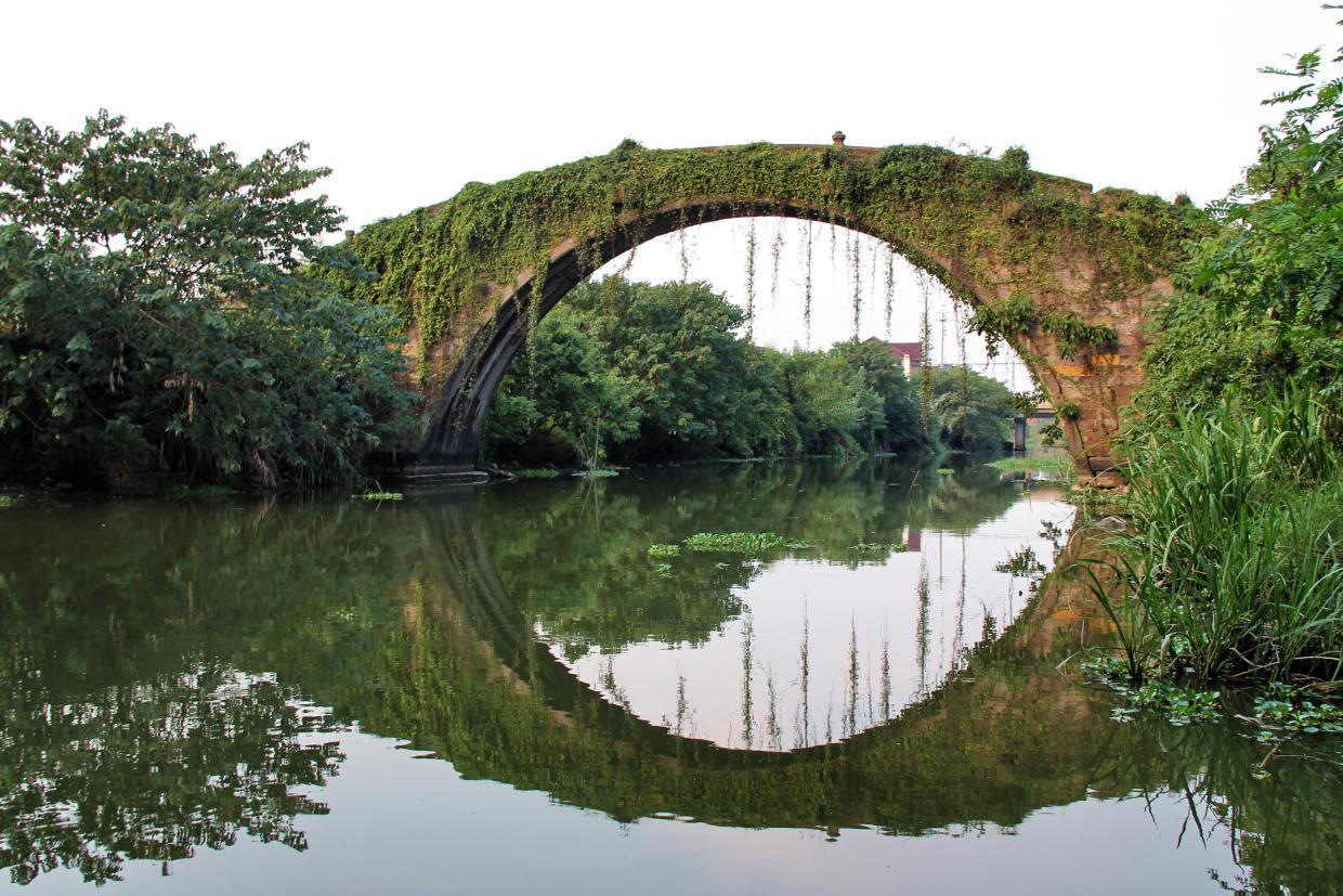 A scenic view of Huzhou Deqing Guqiaoqun