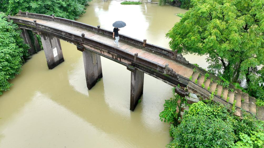 A scenic view of Huzhou Deqing Guqiaoqun