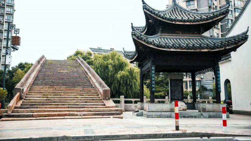 A scenic view of Huzhou Pangongqiao Ji Panxiao Mu