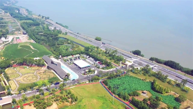 A scenic view of Huzhou Taihu Lougang