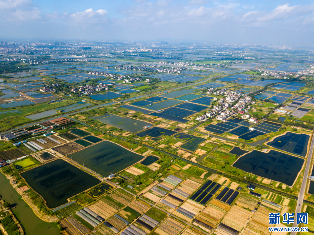 A scenic view of Huzhou Taihu Lougang