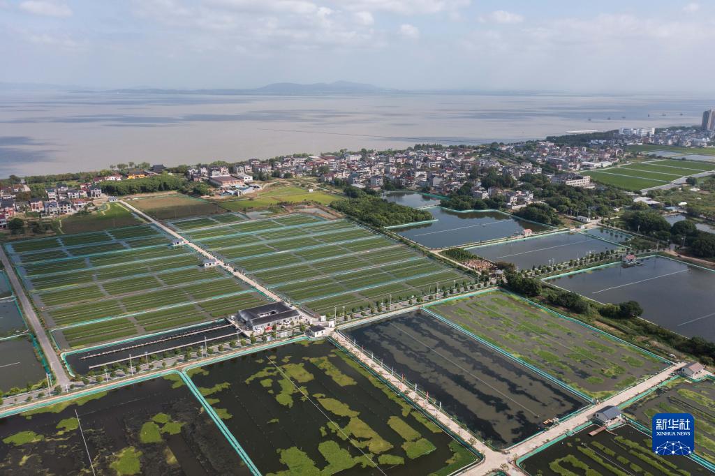 A scenic view of Huzhou Taihu Lougang