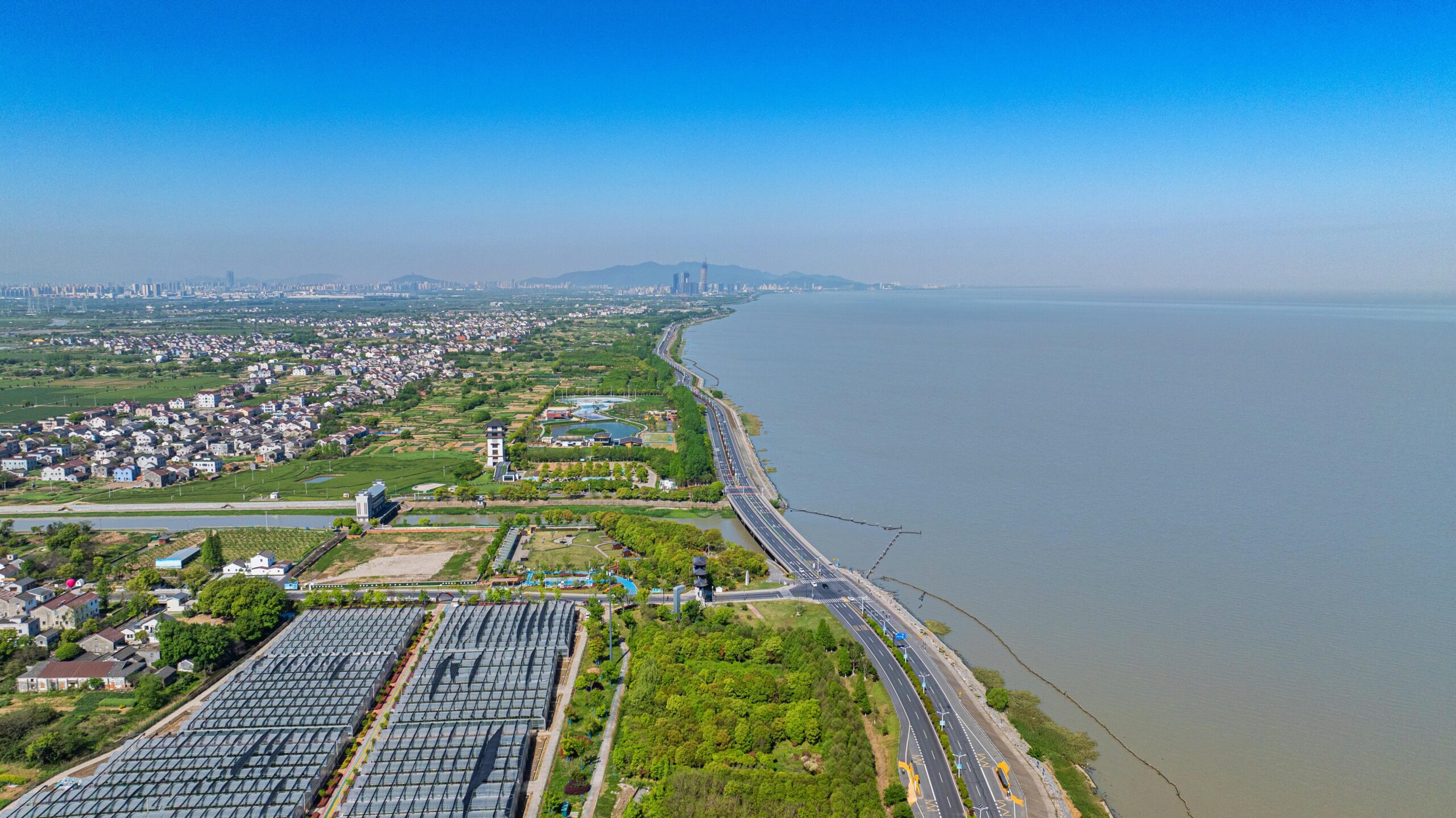 A scenic view of Huzhou Taihu Lougang
