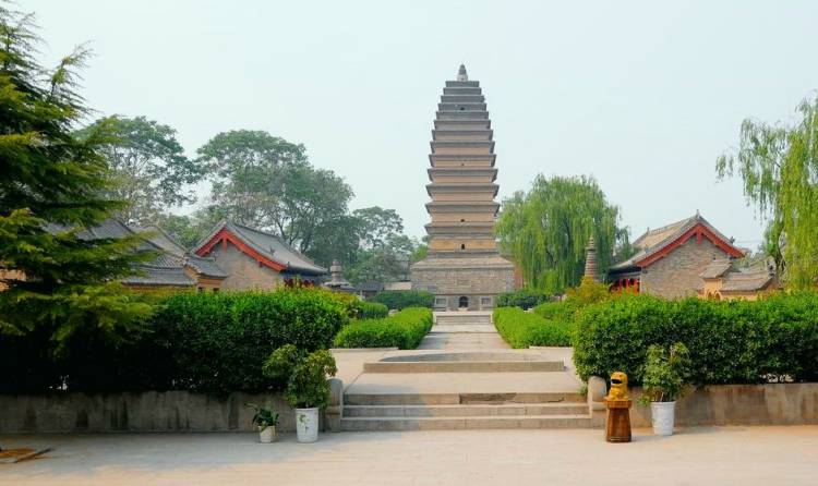 A scenic view of Jiaozuo Tianningsisanshengta