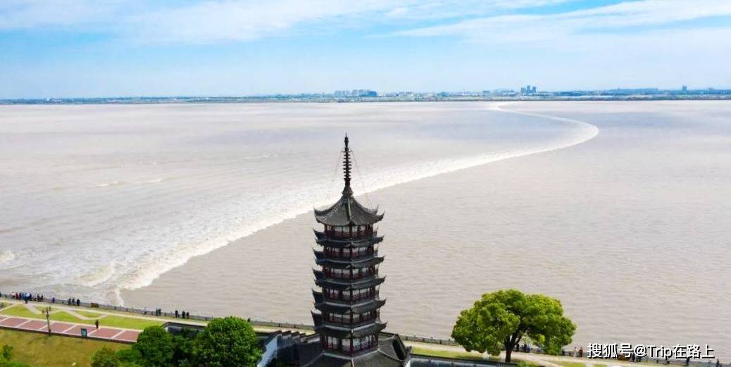 A scenic view of Jiaxing Qiantangjiang Haitang Haiyan Chihai Miaoduan He Hainingduan