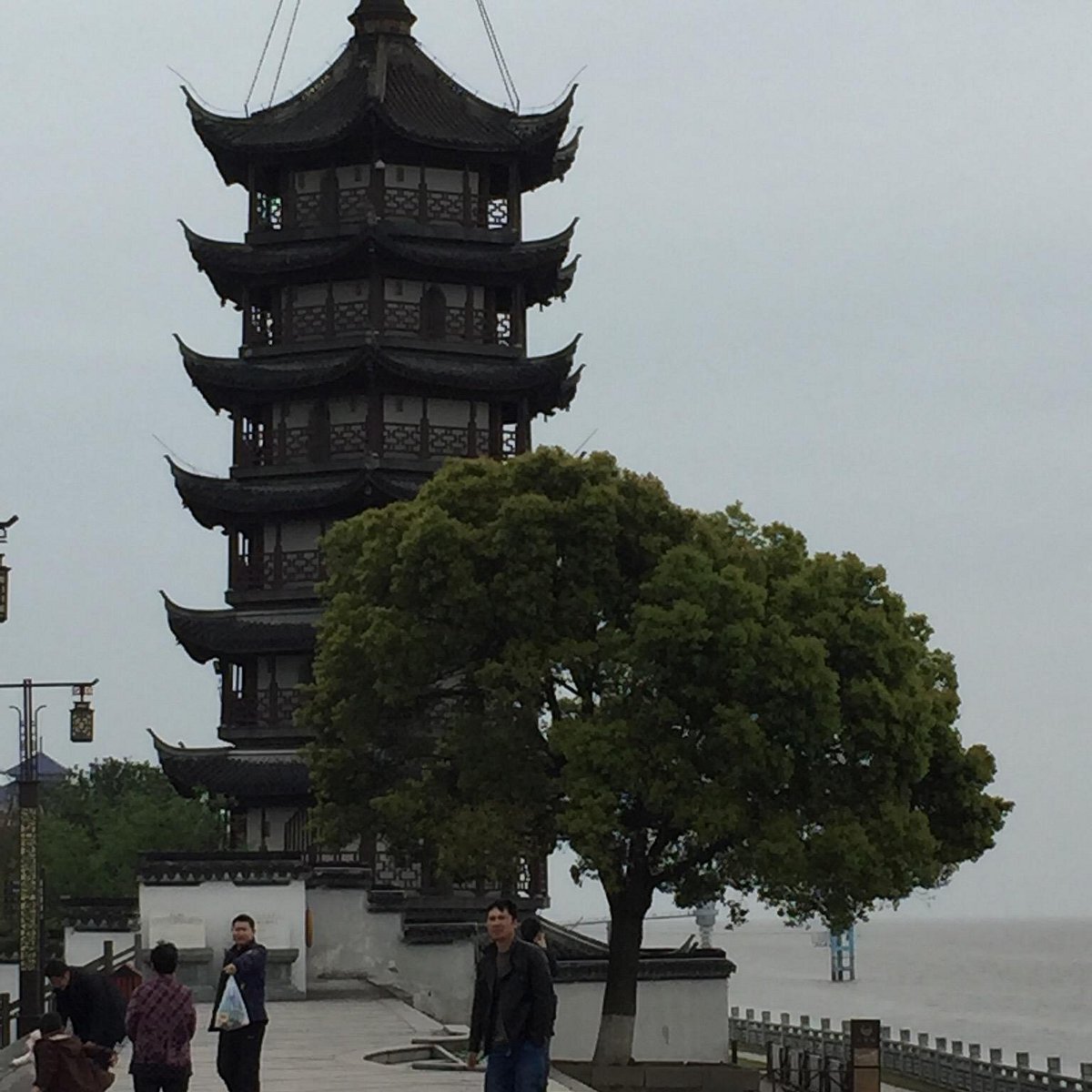A scenic view of Jiaxing Qiantangjiang Haitang Haiyan Chihai Miaoduan He Hainingduan