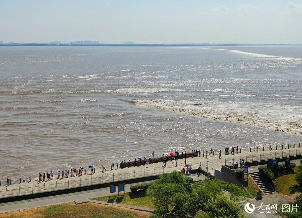 A scenic view of Jiaxing Qiantangjiang Haitang Haiyan Chihai Miaoduan He Hainingduan