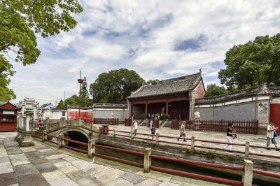 A scenic view of Jiaxing Yanguan Haitang Ji Haishenmiao