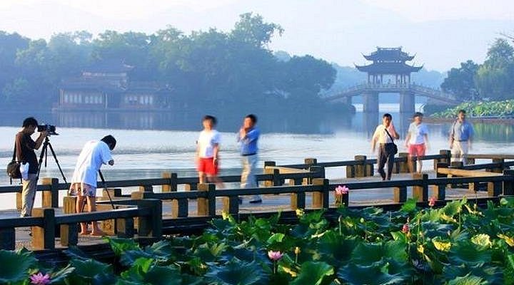 A scenic view of Jiaxing Yanguan Haitang Ji Haishenmiao