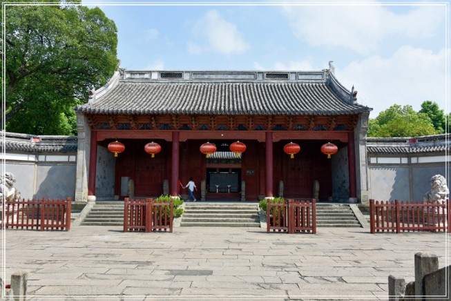 A scenic view of Jiaxing Yanguan Haitang Ji Haishenmiao