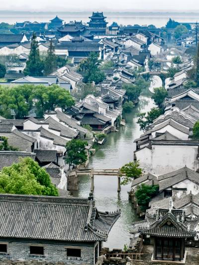 A scenic view of Jiaxing Yanguan Haitang Ji Haishenmiao