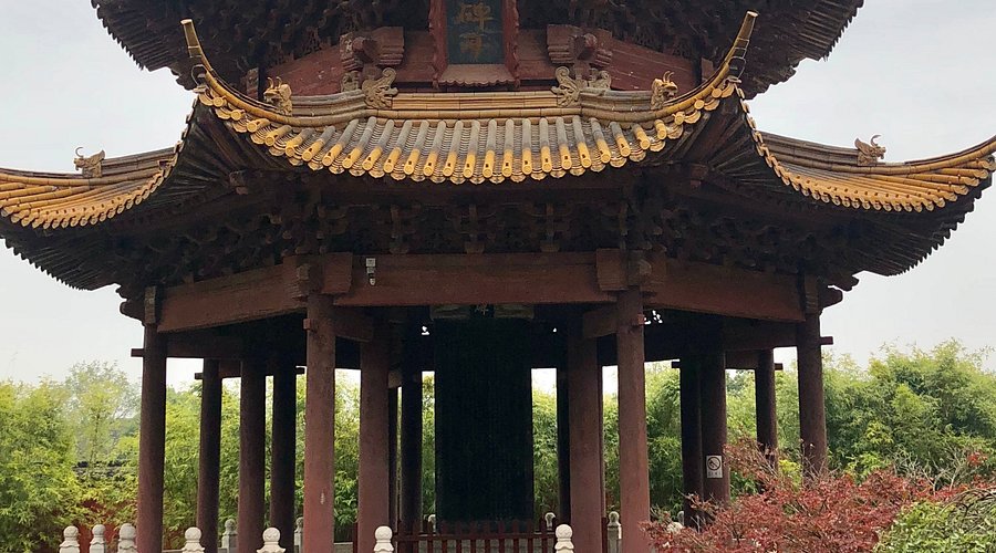 A scenic view of Jiaxing Yanguan Haitang Ji Haishenmiao
