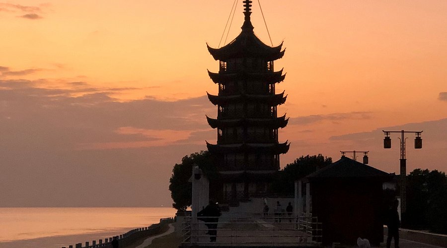 A scenic view of Jiaxing Yanguan Haitang Ji Haishenmiao