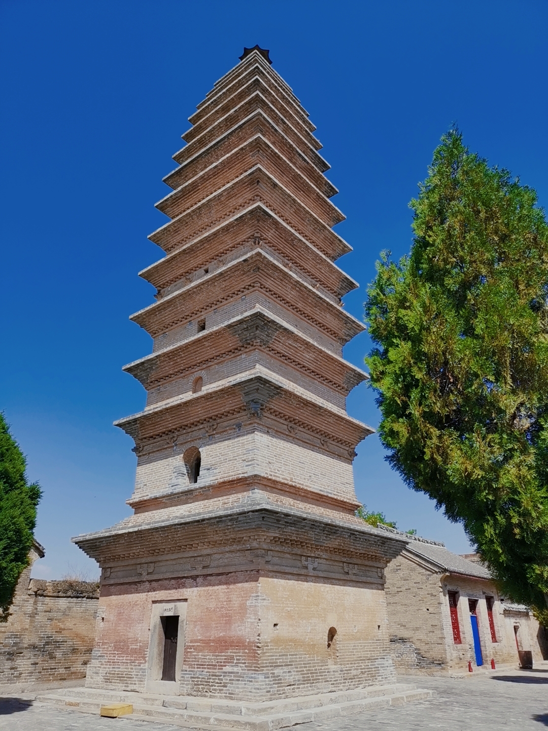 A scenic view of Jincheng Sansheng Ruixian Pagoda