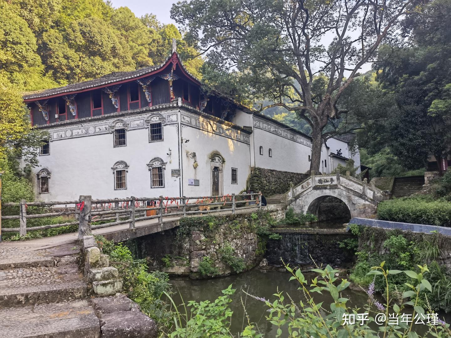 A scenic view of Jinhua Lvzuqian Ji Jiazu Mu