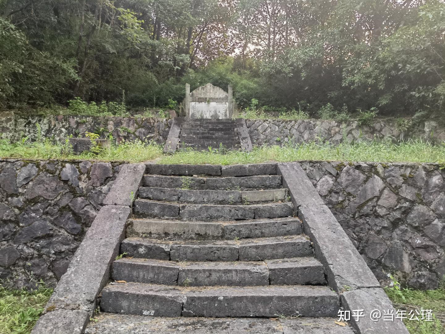 A scenic view of Jinhua Lvzuqian Ji Jiazu Mu