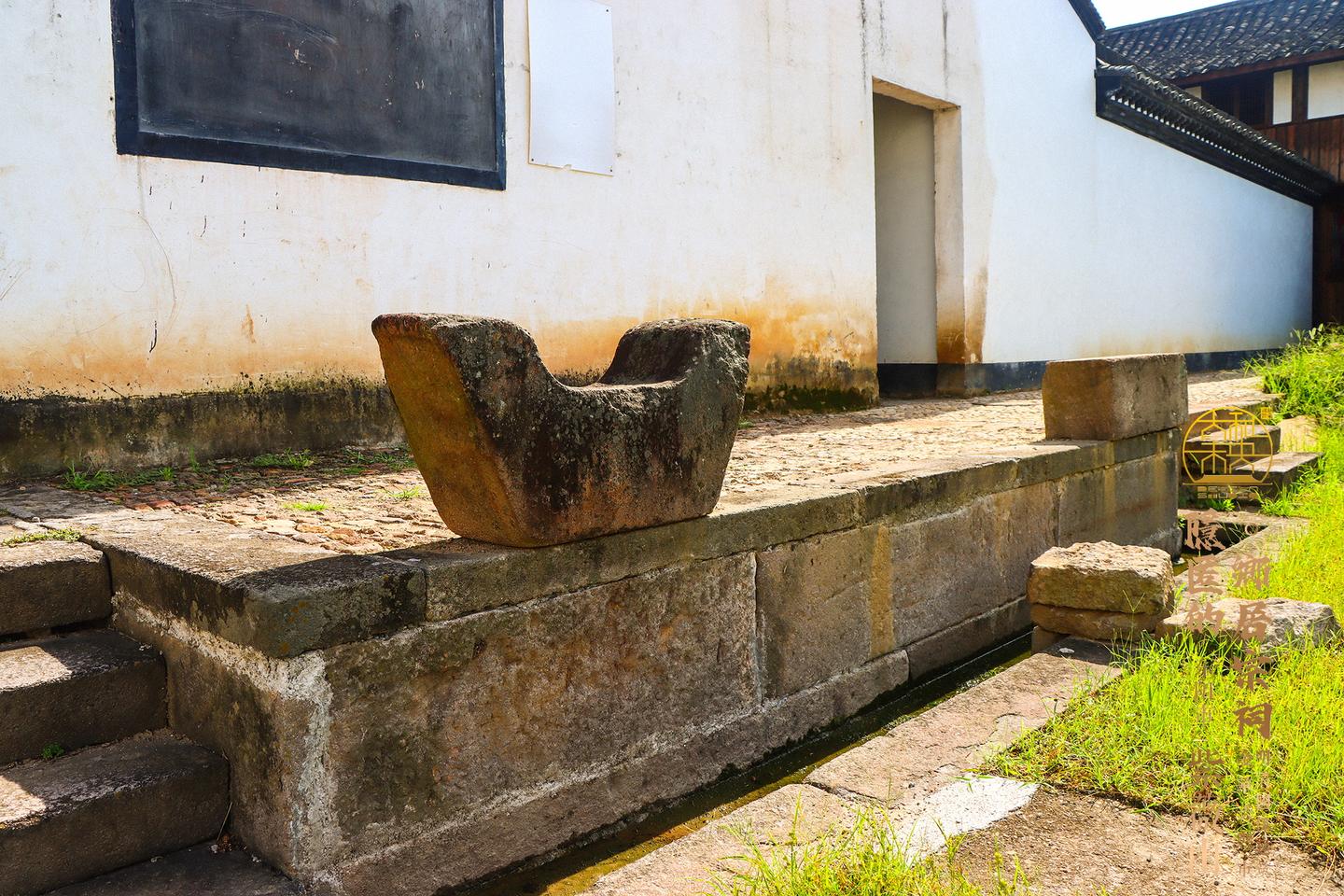 A scenic view of Jinhua Ziweishan Minju