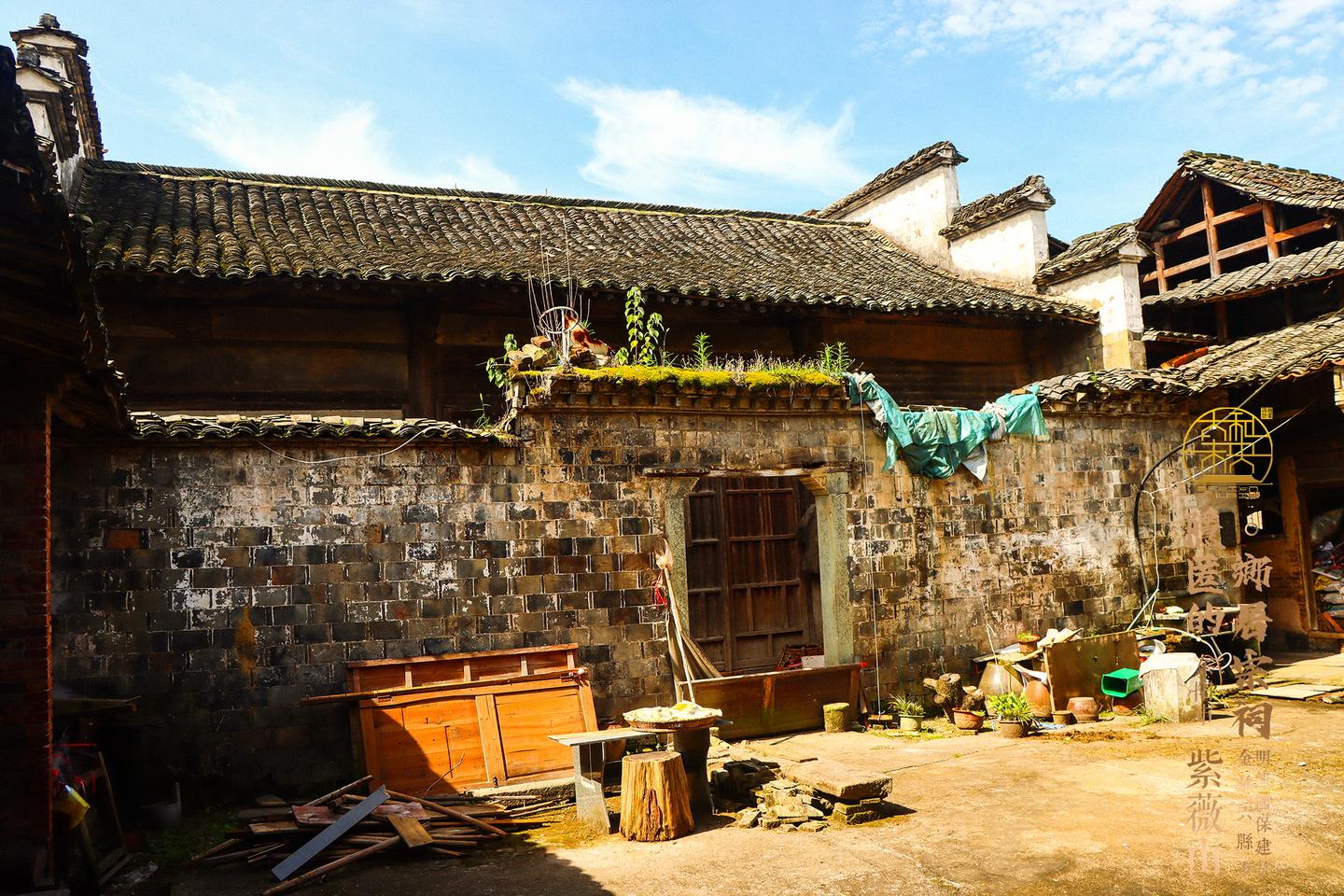 A scenic view of Jinhua Ziweishan Minju
