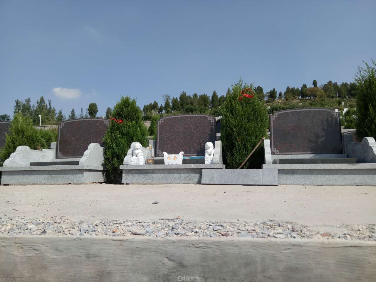 A scenic view of Jining Mengmu Lin Muqun
