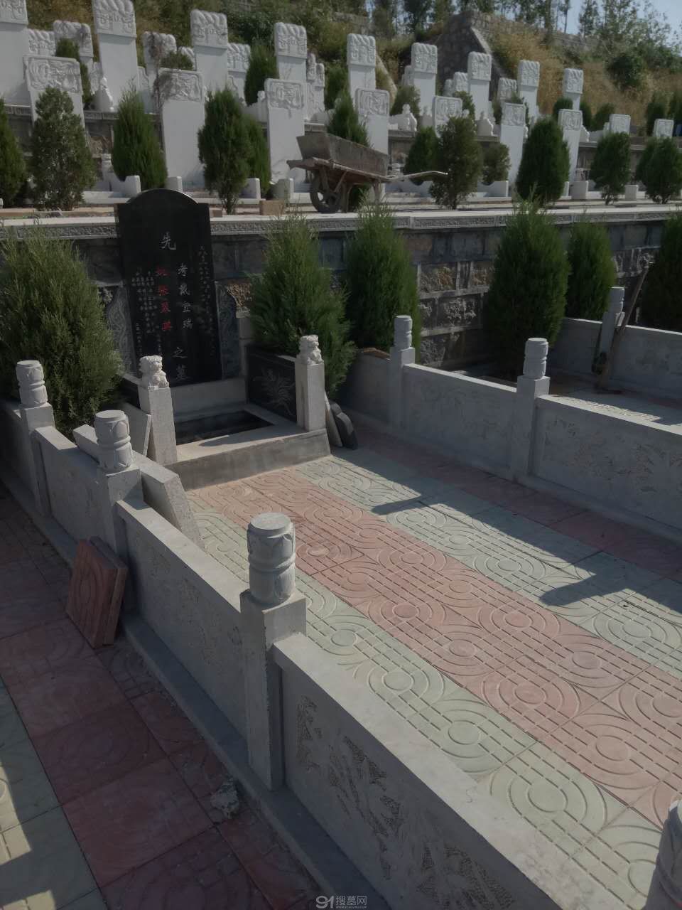 A scenic view of Jining Mengmu Lin Muqun