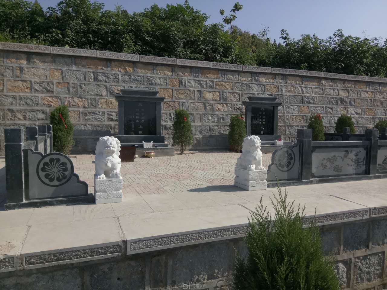 A scenic view of Jining Mengmu Lin Muqun