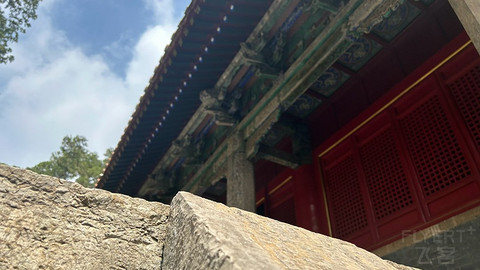 A scenic view of Jining Mengmu Lin Muqun