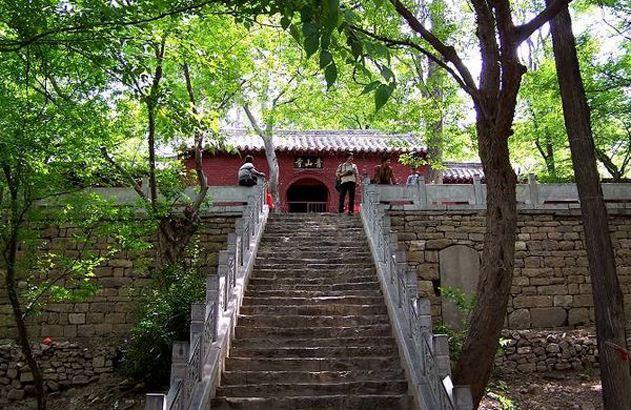 A scenic view of Jining Qingshan Si