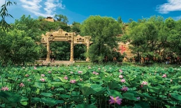 A scenic view of Jinzhou Wanfotang Shiku