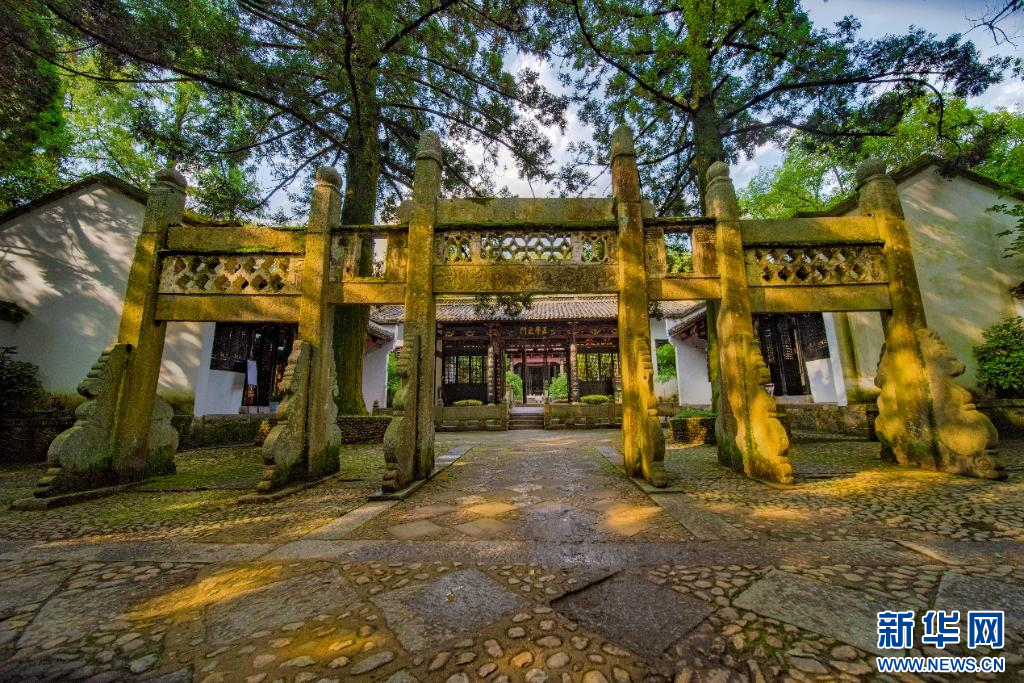 A scenic view of Jiujiang Bailu Shuyuan