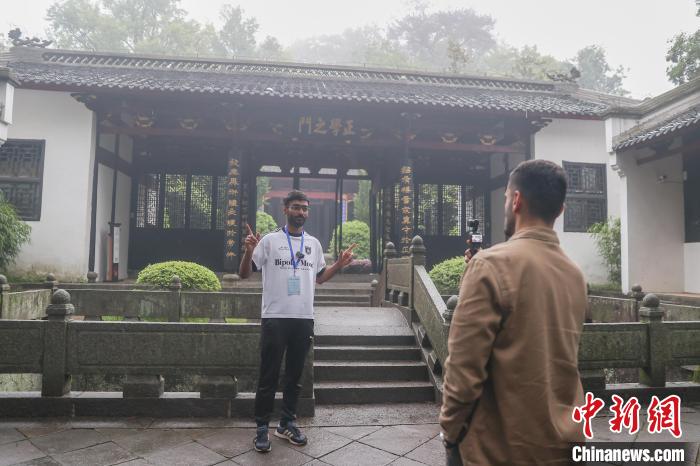 A scenic view of Jiujiang Bailu Shuyuan