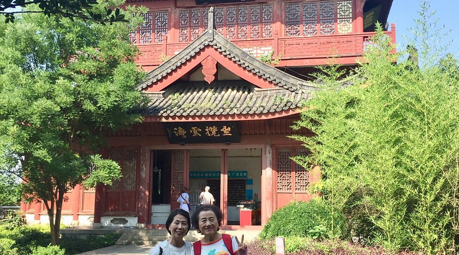 A scenic view of Jiujiang Suojianglou Ta
