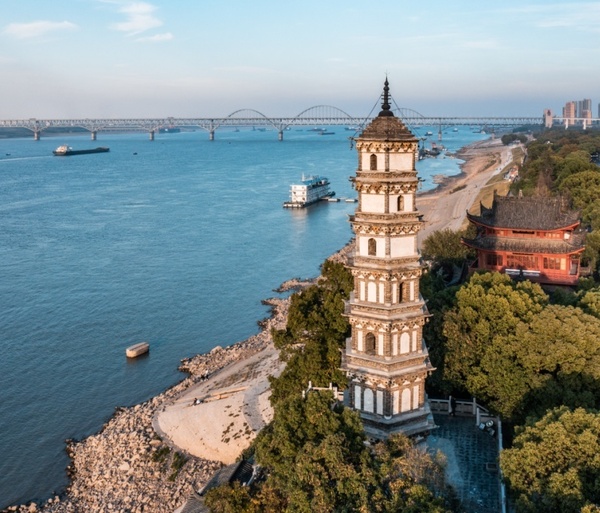 A scenic view of Jiujiang Suojianglou Ta