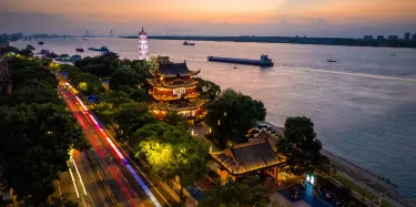 A scenic view of Jiujiang Suojianglou Ta