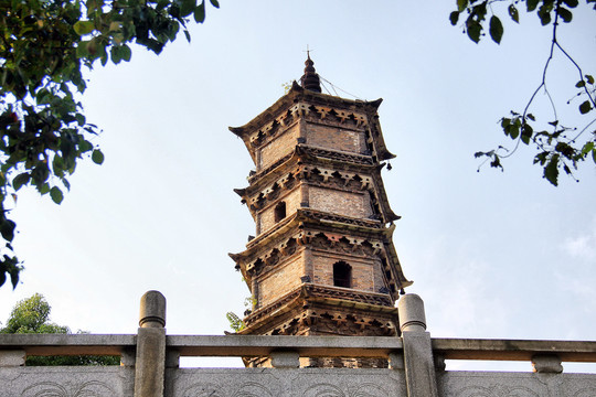 A scenic view of Jiujiang Suojianglou Ta