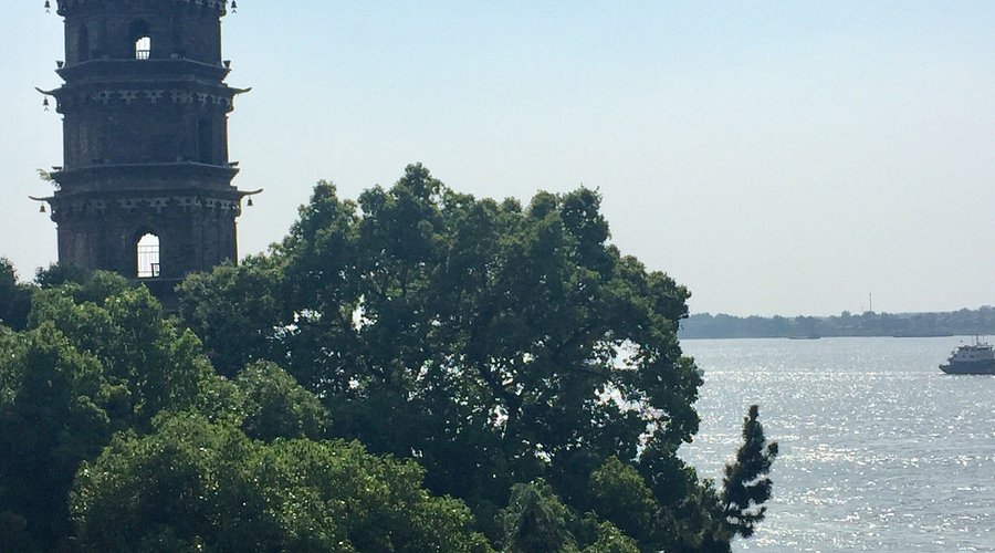 A scenic view of Jiujiang Suojianglou Ta