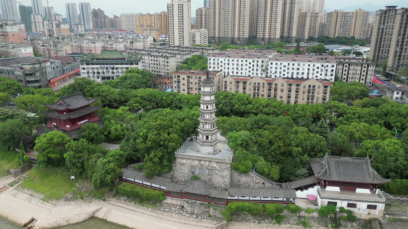 A scenic view of Jiujiang Suojianglou Ta