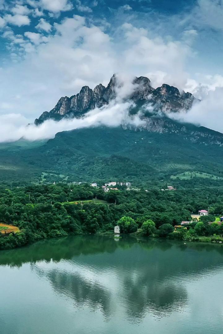 A scenic view of Jiujiang Xiufeng Moya
