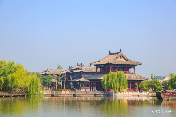 A scenic view of Kaifeng Qifenggucheng