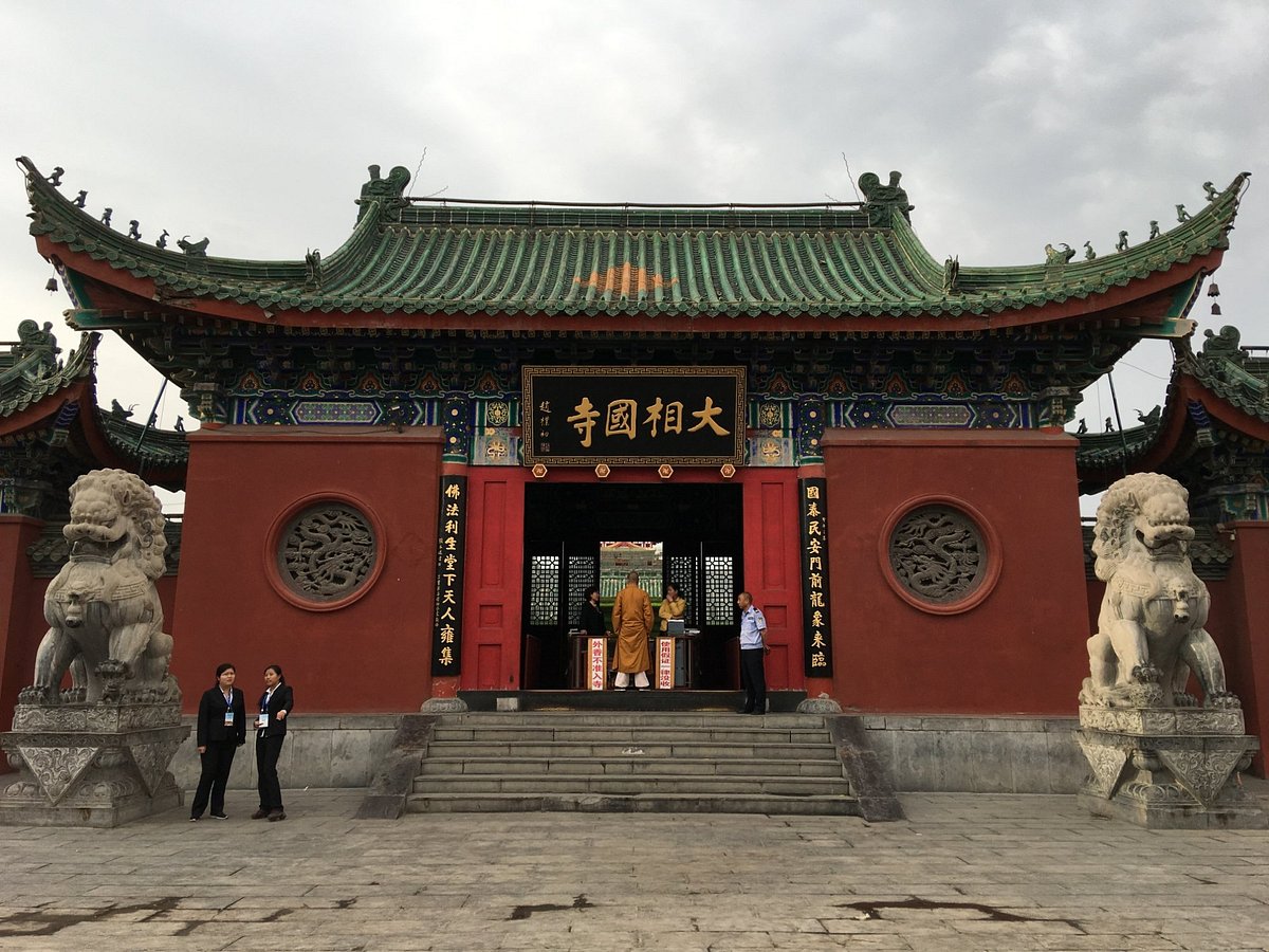 A scenic view of Kaifeng Xiangguosi