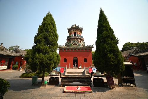 A scenic view of Kaifeng Yanqingguan