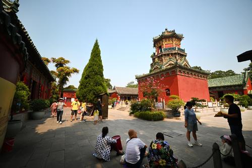 A scenic view of Kaifeng Yanqingguan