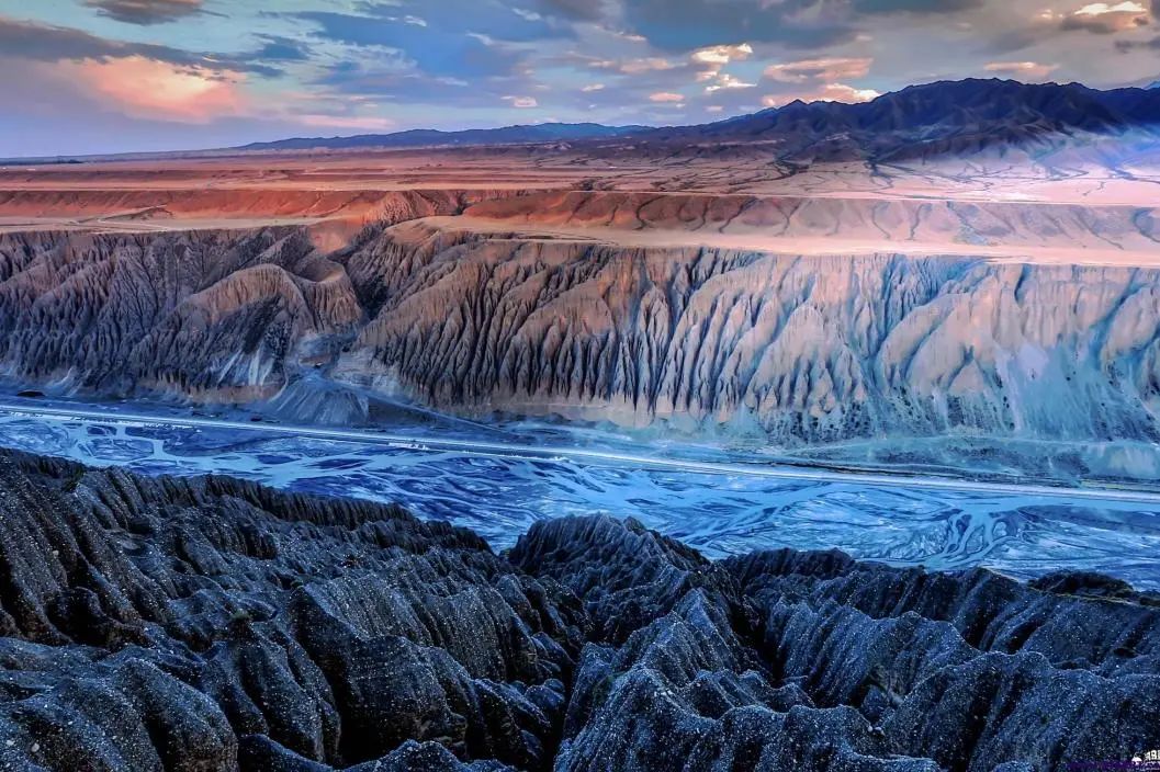 A scenic view of Karamay Xinjiang Diyikou Youjing