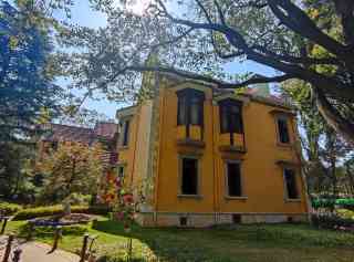 A scenic view of Kunming Lushi Gongguan
