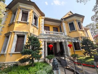 A scenic view of Kunming Lushi Gongguan