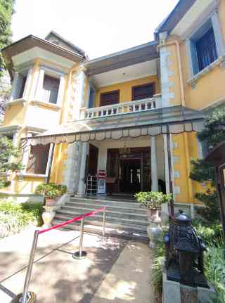 A scenic view of Kunming Lushi Gongguan