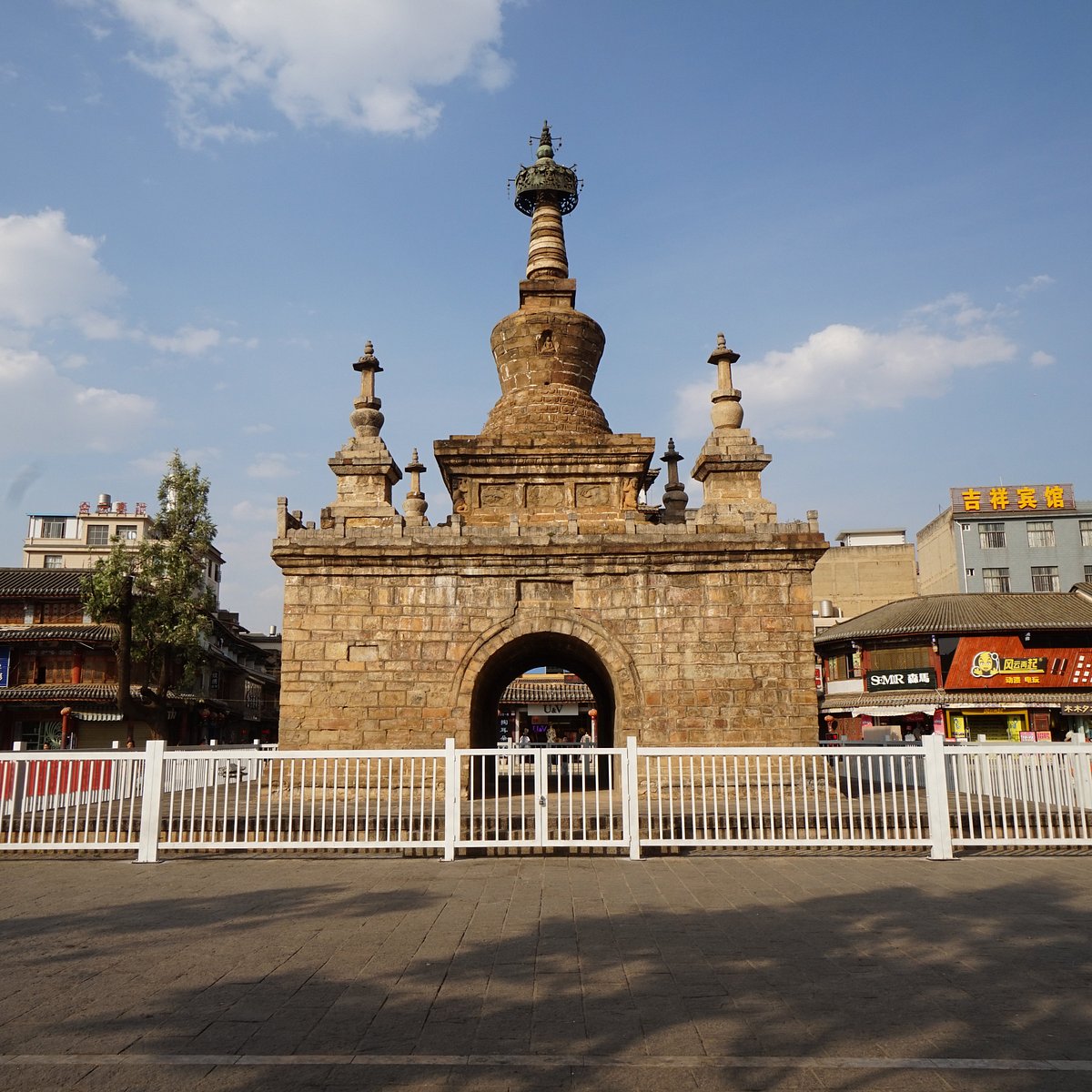 A scenic view of Kunming Miaozhansi Jingangta