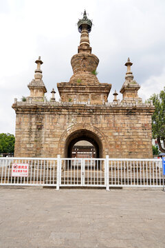 A scenic view of Kunming Miaozhansi Jingangta