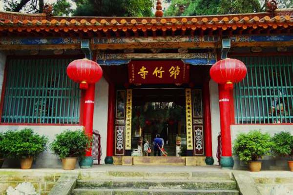 A scenic view of Kunming Qiongzhusi