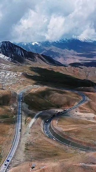 A scenic view of Lasa Chuancang Qingzang Gonglu Jinianbei